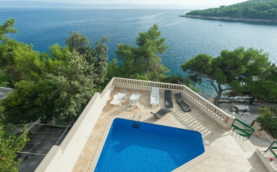 Poolterrasse mit Meerblick auf Brac