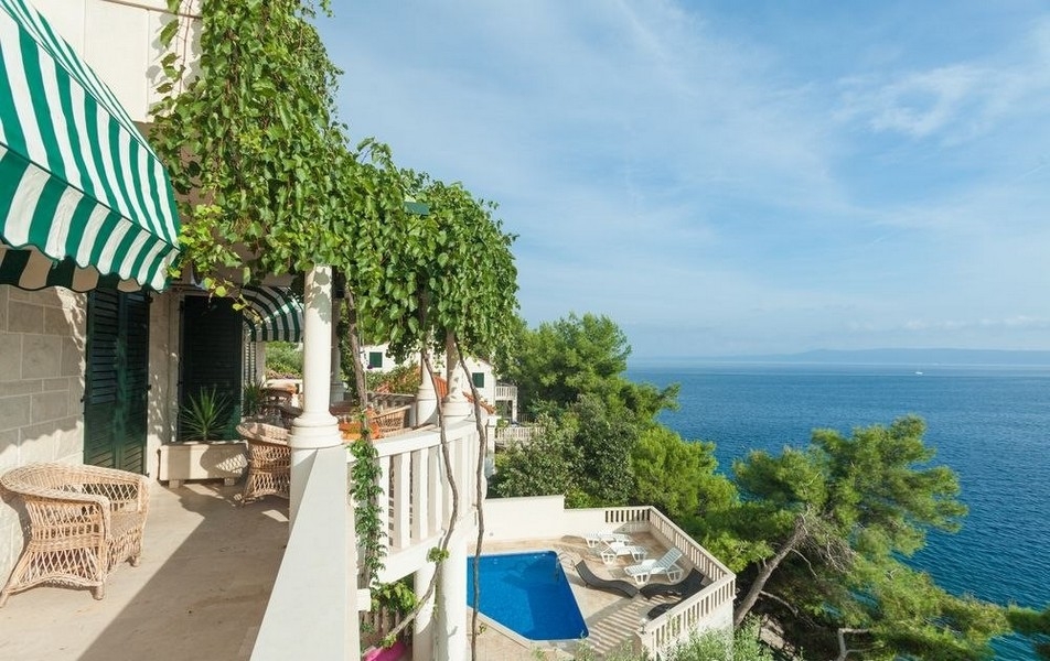 Balkon mit Blick auf Pool und Meer