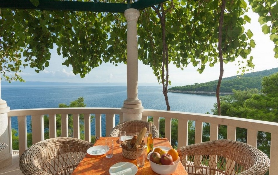 Überdachte Terrasse mit Sitzplatz und Meerblick