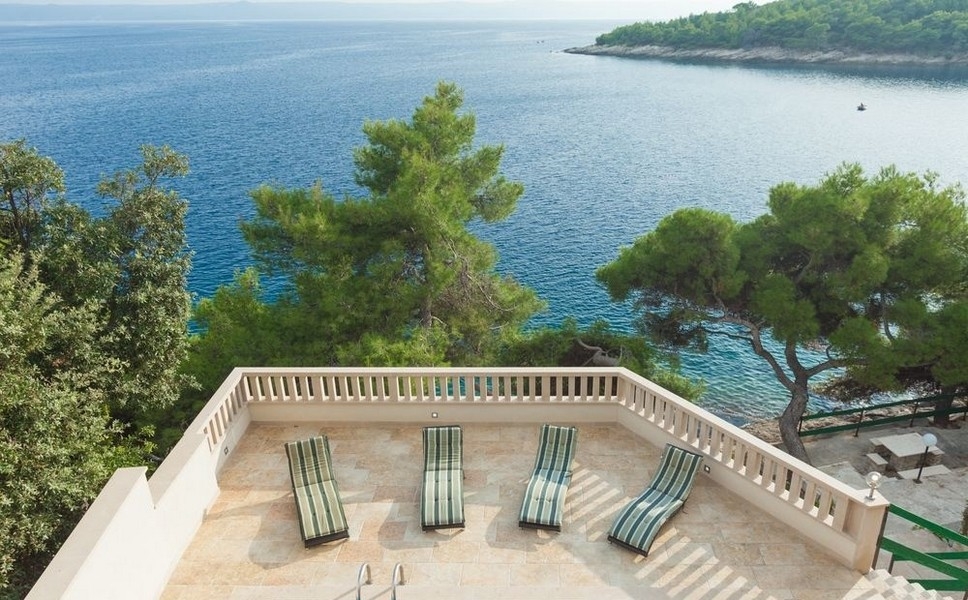 Sonnenterrasse mit Liegen und Panoramablick aufs Meer