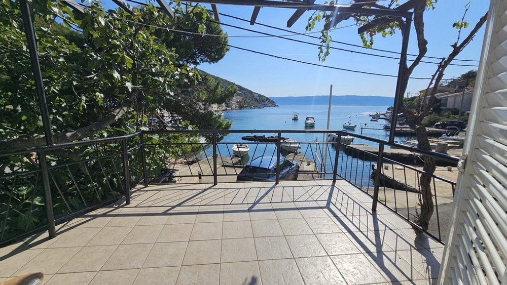Terrasse mit Panorama-Meerblick der Immobilie H3673 bei Senj, Kvarner Bucht in Kroatien.