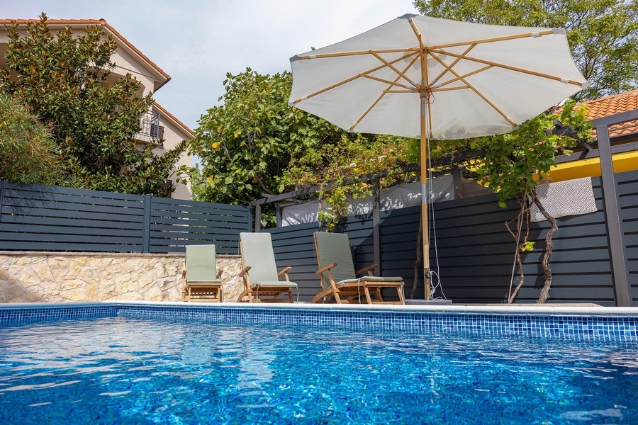 Swimmingpool und Terrasse der Immobilie H3702 in Selce bei Crikvenica