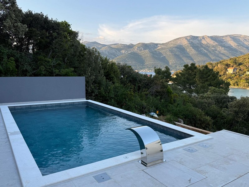Infinity-Swimmingpool der Villa H3727 auf Korcula, Dalmatien.