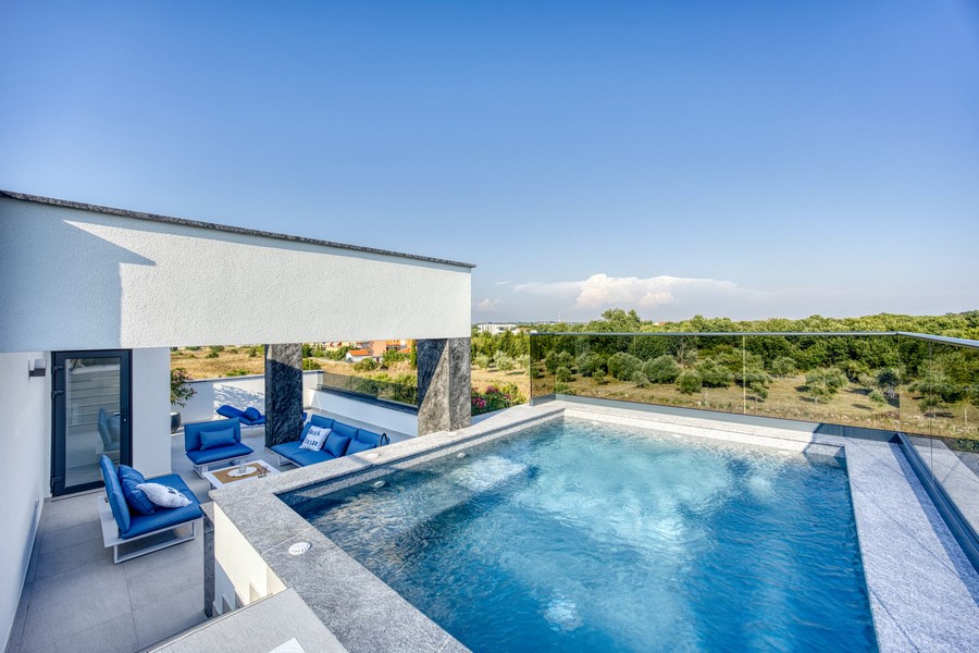 Dachterrasse mit eigenem Swimmingpool zum Verkauf in der Region Nin.