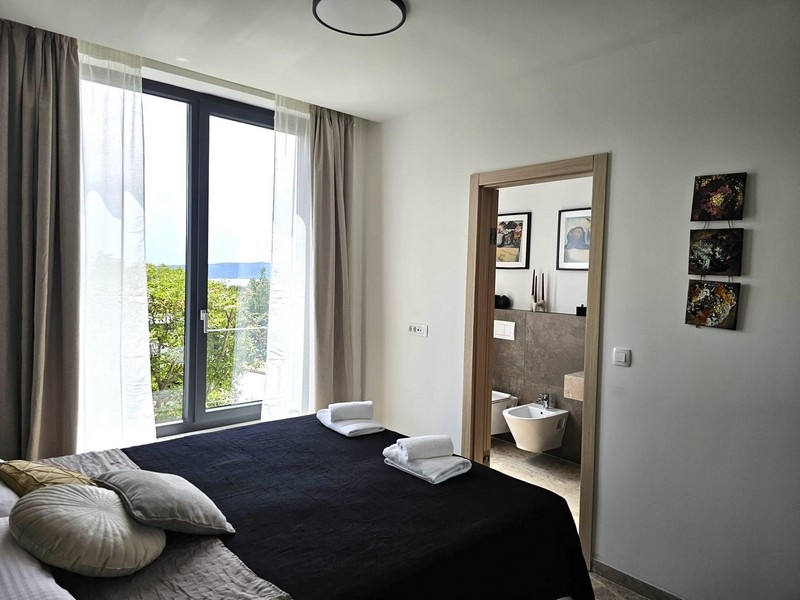 Schlafzimmer mit Meerblick und eigenem Badezimmer