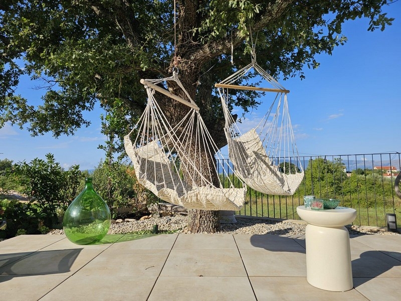 Garten mit Hängematten der Immobilie H3749 auf der Insel Krk.