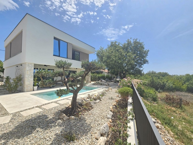 Designvilla mit Pool, Terrasse und Olivenbäumen