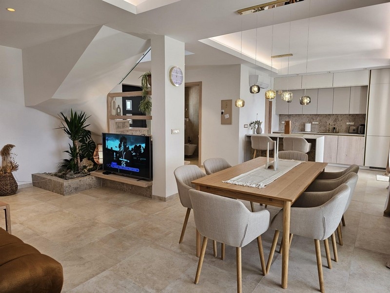 Offener Wohn- und Essbereich mit moderner Einrichtung