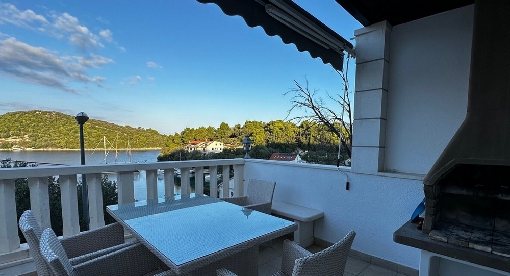 Meerblick-Terrasse mit Esstisch und Grill