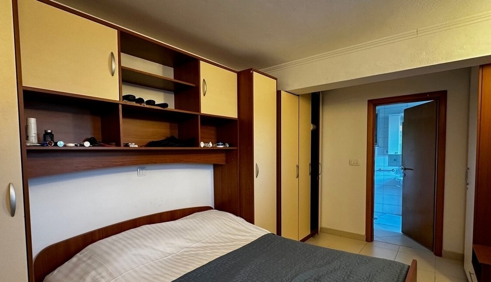 Schlafzimmer mit Einbauschränken