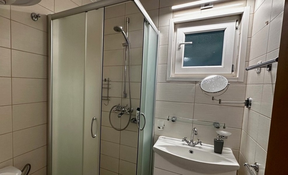 Badezimmer mit Dusche und Waschbecken