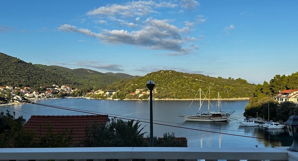 Blick auf Bucht mit Booten und Hügeln