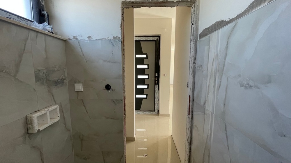 Badezimmer mit Marmoroptik