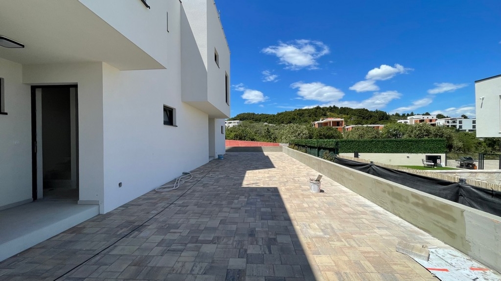 Terrasse der modernen Doppelhaushälfte