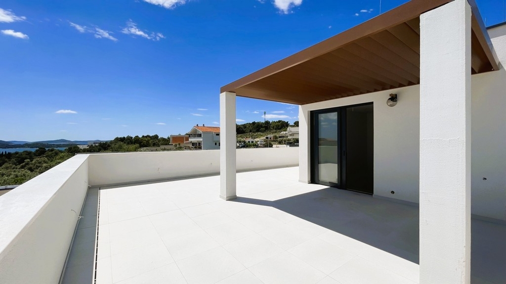 Dachterrasse mit Pergola und Meerblick