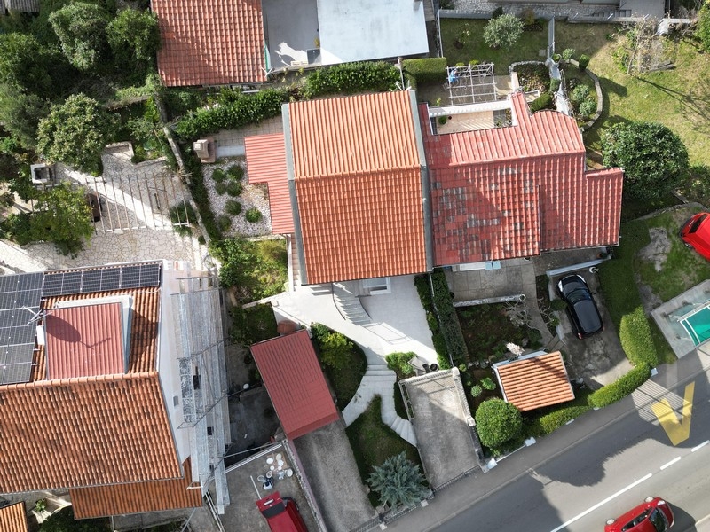 Drohnenaufnahme der Immobilie H3759 in Kroatien.