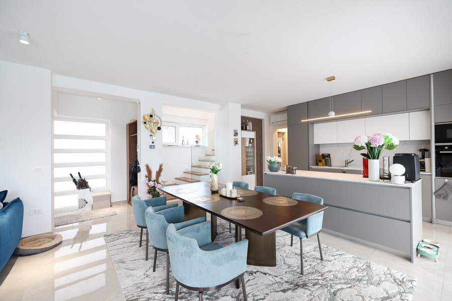 Essbereich mit moderner Küche