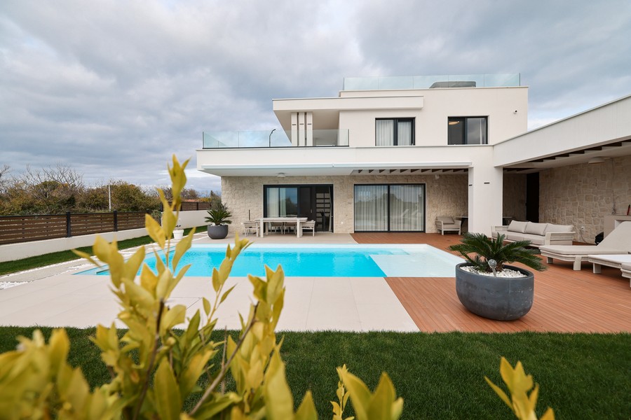 Vorderansicht der modernen Villa mit Pool