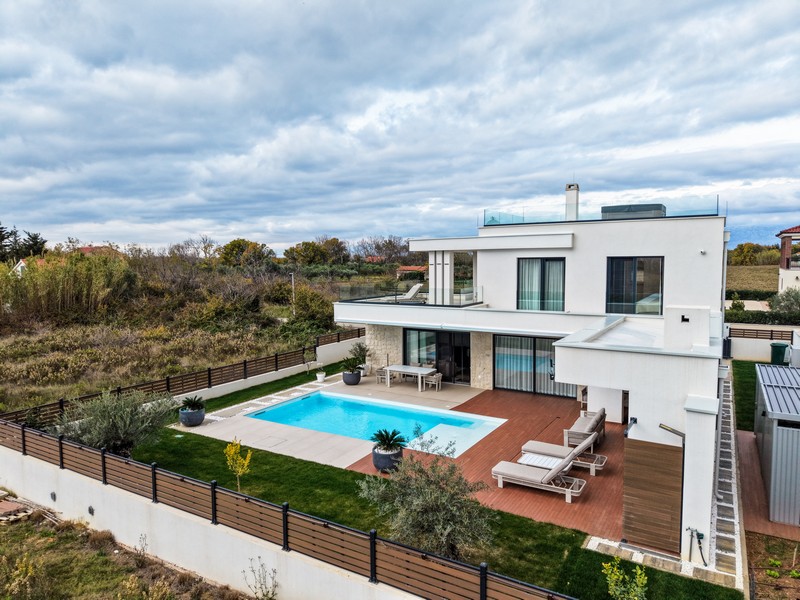 Luftaufnahme der Villa mit Garten und Pool