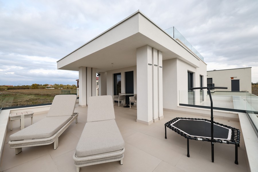 Große Dachterrasse mit Liegen