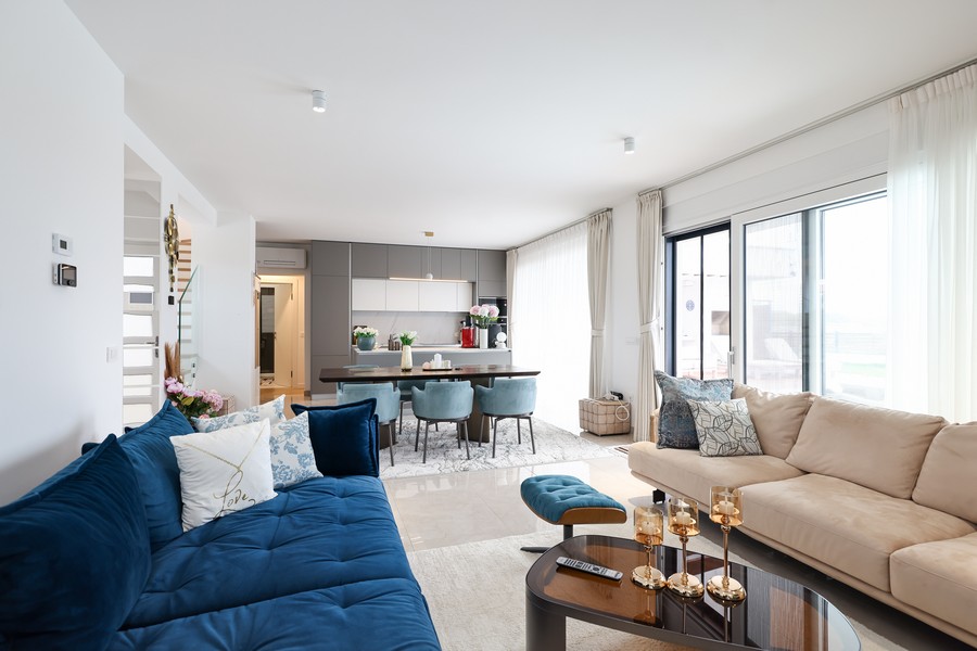 Wohnbereich mit offener Küche und Esszone