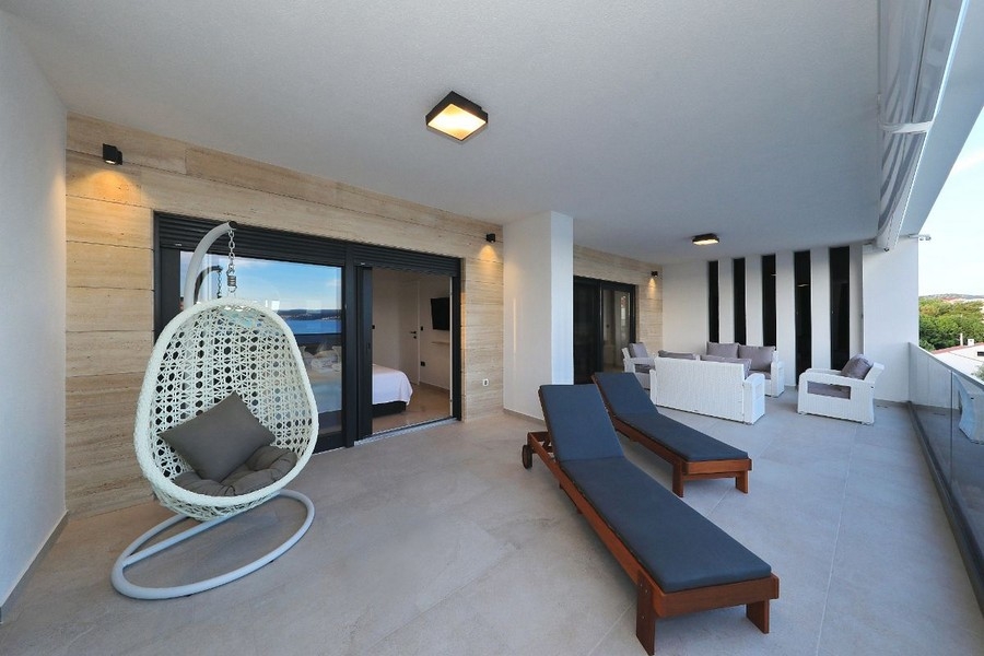 Moderne Villa mit großzügigen Terrassen zum Verkauf in der Region Zadar, Kroatien.