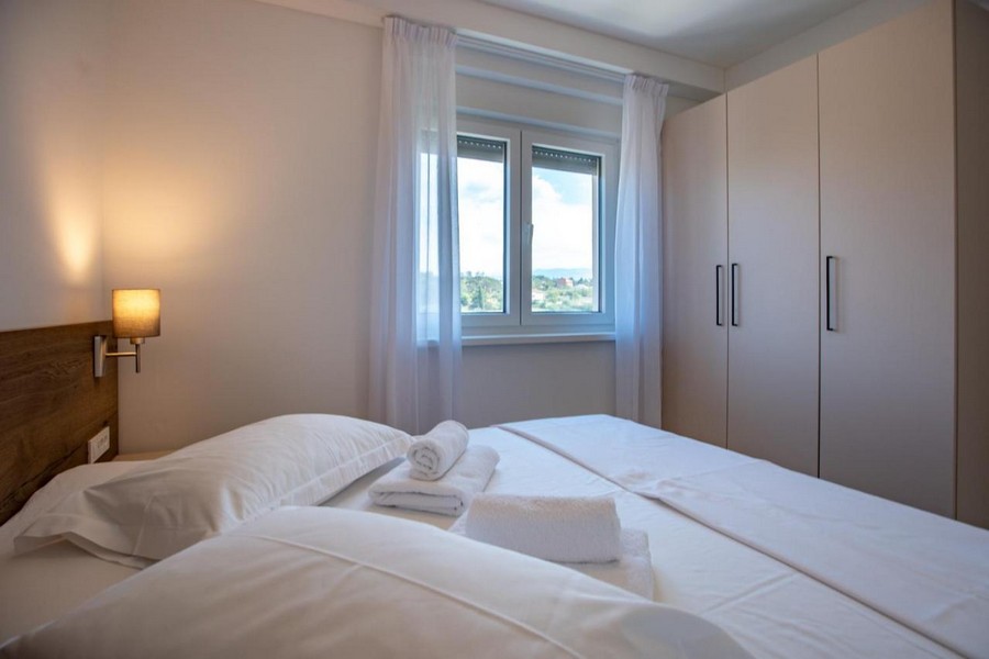 Schlafzimmer mit Kleiderschrank