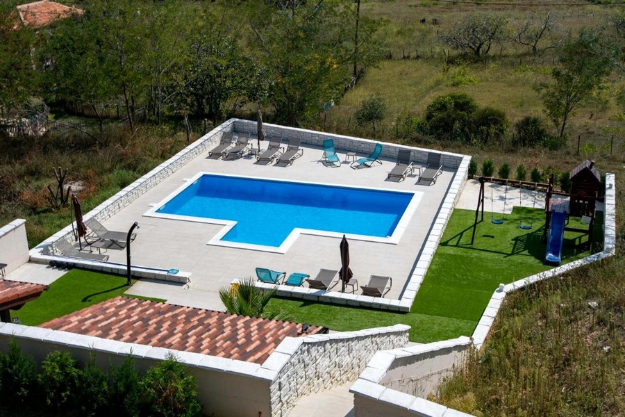 Villa mit Pool kaufen auf Rab in Kroatien.