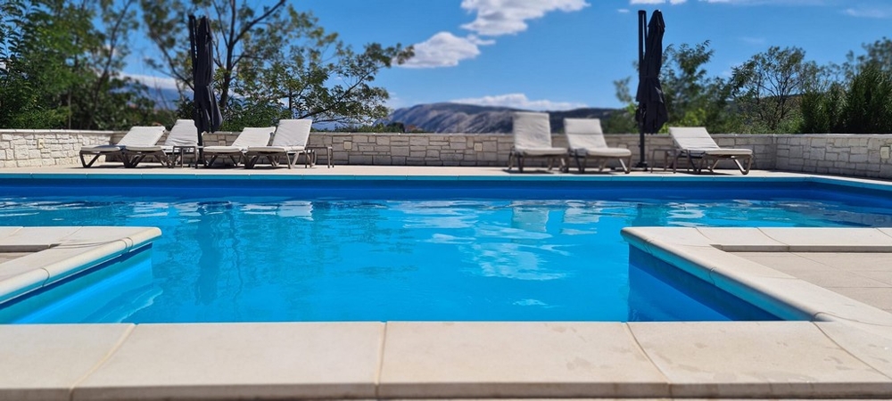 Poolbereich mit Liegen und Sonnenschirmen der Villa H3768 auf Rab