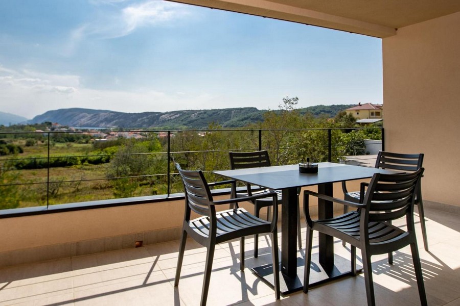 Überdachte Terrasse mit Blick ins Grüne