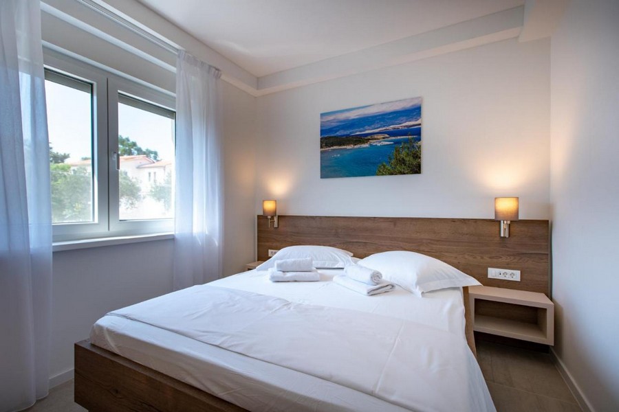 Schlafzimmer mit Doppelbett und Fenster