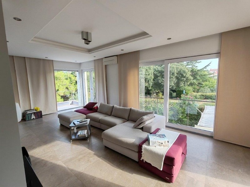 Wohnzimmer mit großer Fensterfront