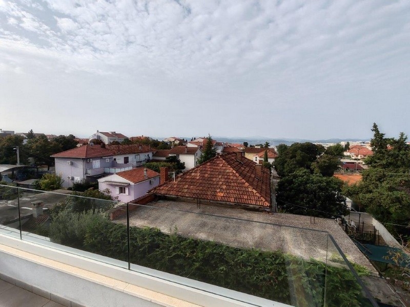 Ausblick über Wohngebiet bis zum Meer