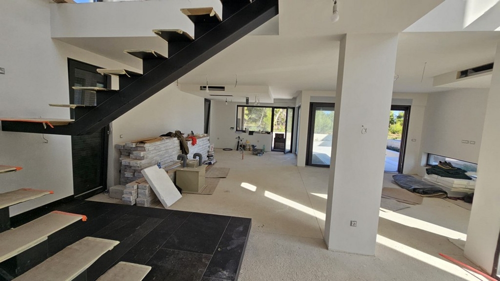Offener Wohnraum mit Designtreppe - Neubau-Villa H3778 bei Zadar.