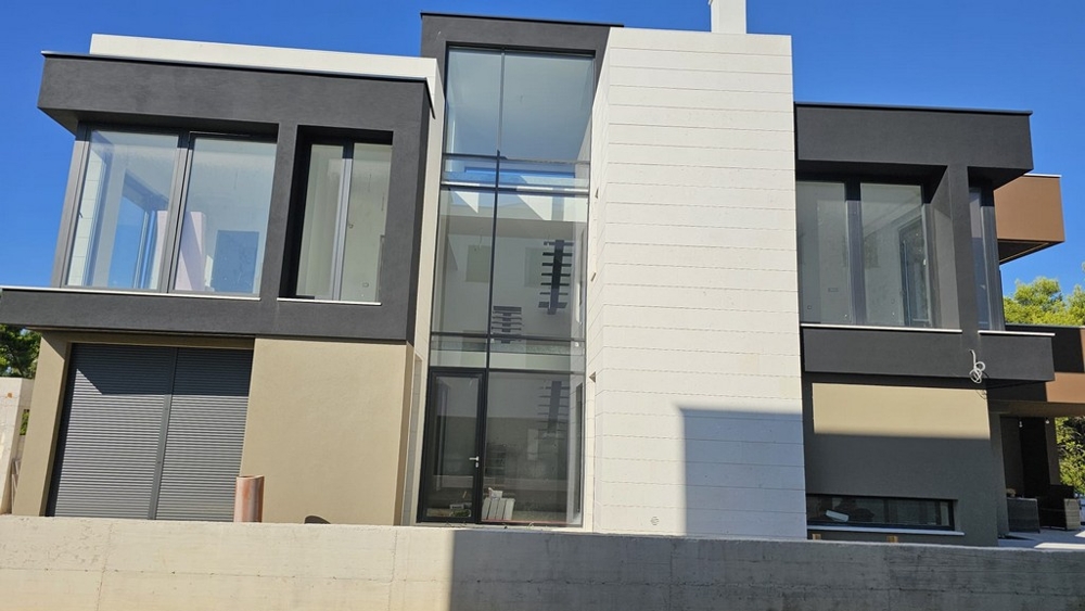 Fassade der Villa H3778 mit Glastreppenhaus - Immobilien Kroatien.