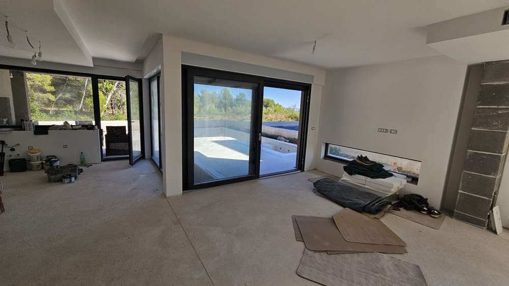 Wohnbereich im Rohbau mit Glasfront zum Pool - Villa H3778 in Privlaka.
