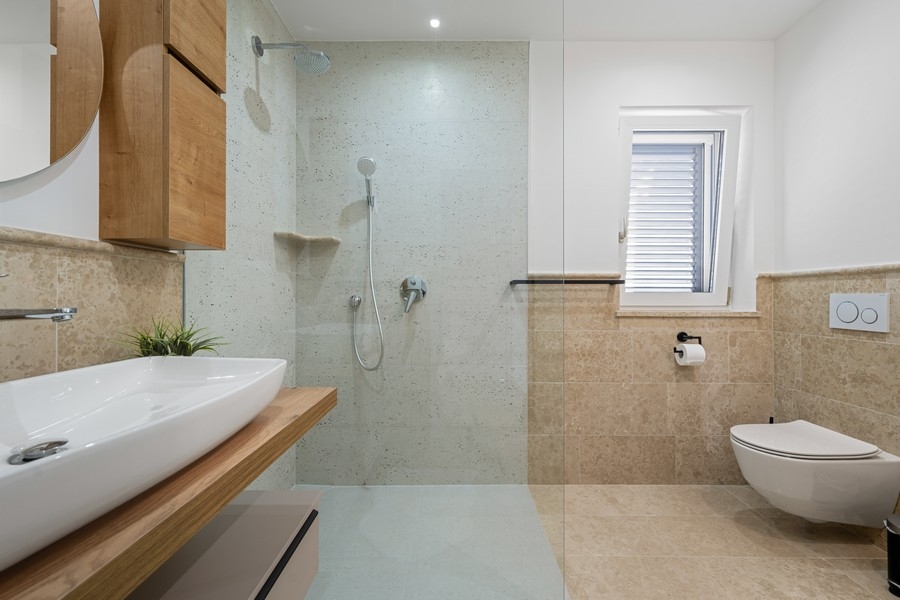 Modernes Badezimmer mit Dusche