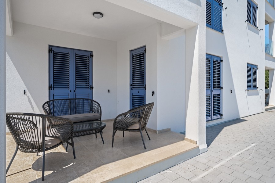 Überdachte Terrasse mit Sitzmöbeln