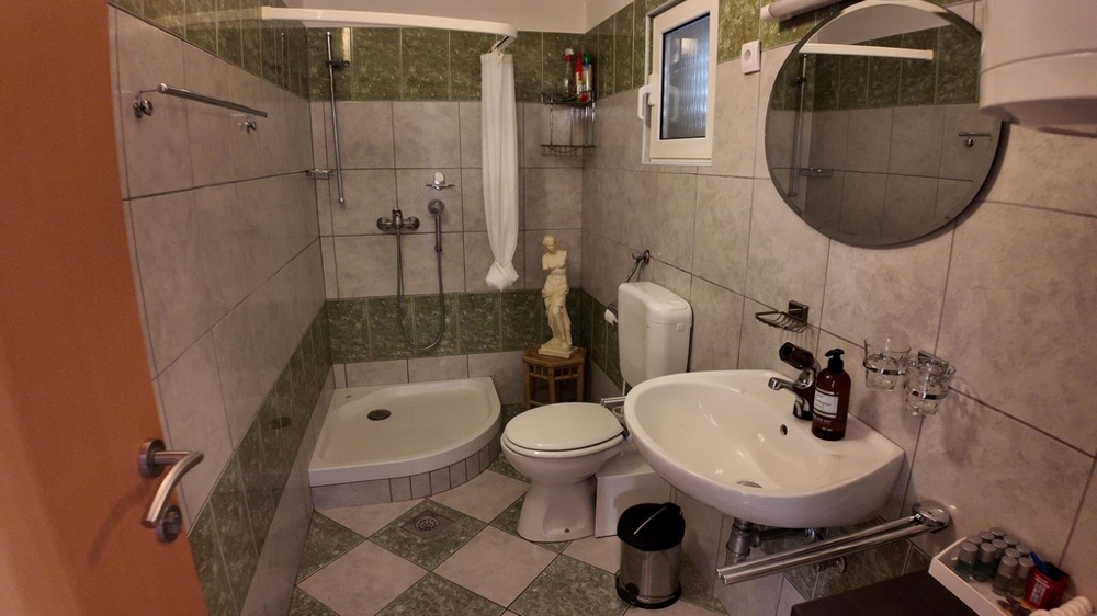 Badezimmer mit Dusche