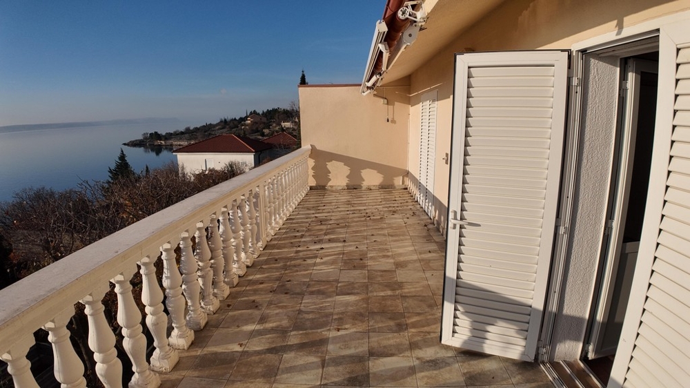 Geräumige Terrasse mit Meerblick