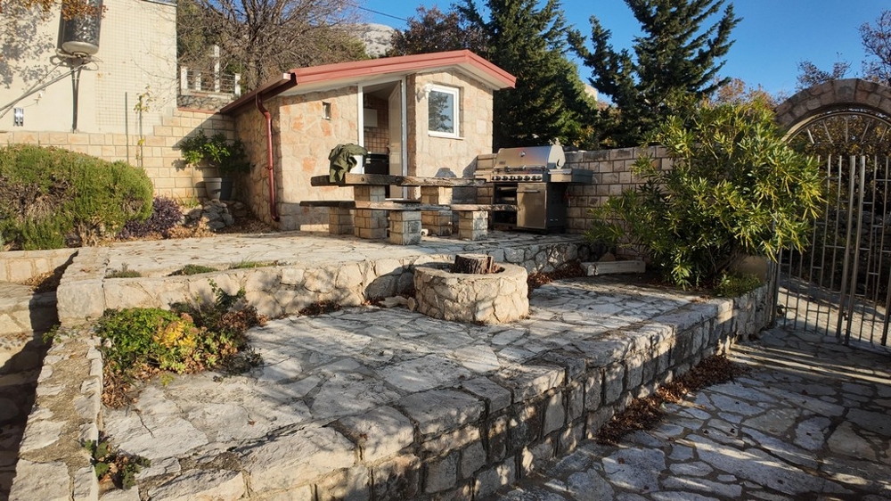 Steingrill und Außenbereich
