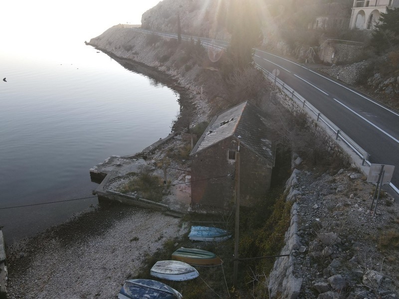 Steinhaus direkt am Meer unterhalb der Küstenstraße in Kroatien