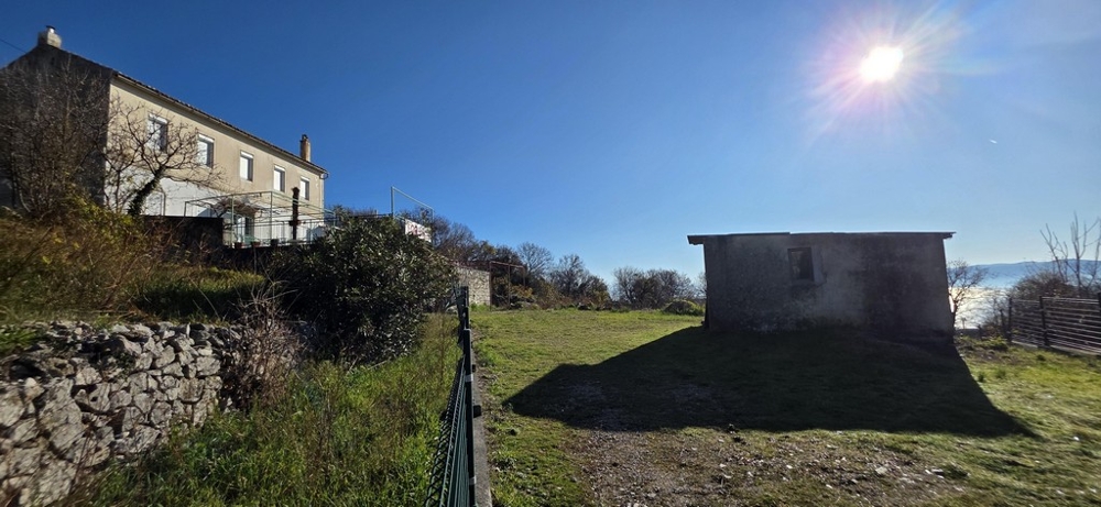 Grundstück mit Nebengebäude und Freifläche in ruhiger Lage
