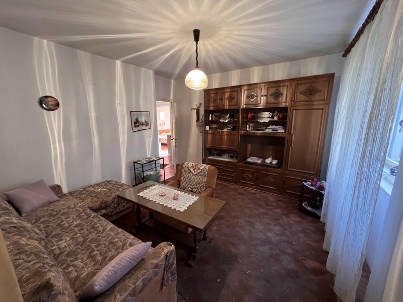 Schlafzimmer mit Fenster und Sitzbereich