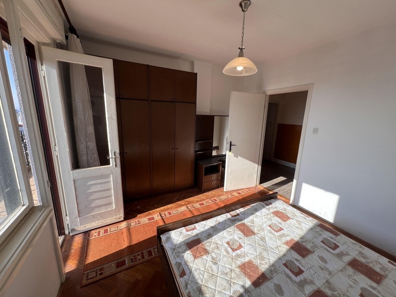 Küche mit Einbauzeile und Essbereich