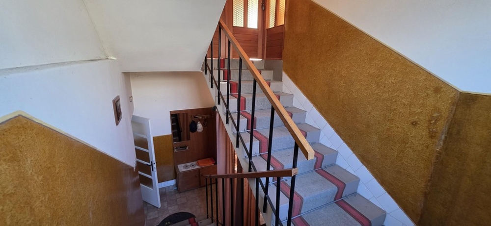 Schlafzimmer mit Kleiderschrank und Balkonzugang