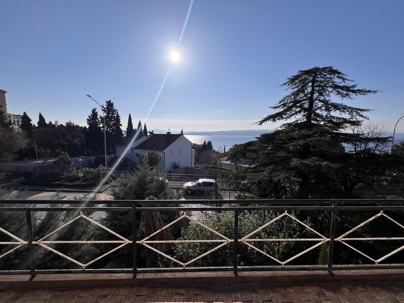 Grundstück mit Wohnhaus und Nebengebäude in Meeresnähe