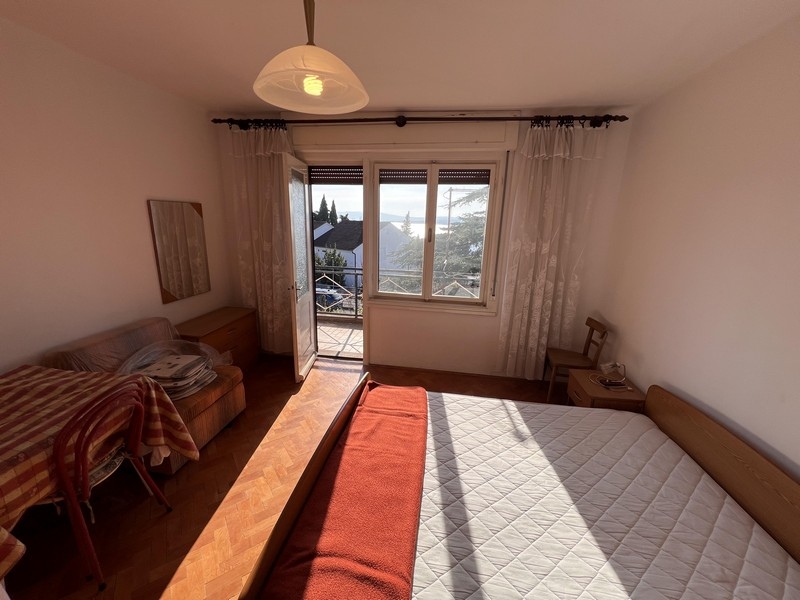 Schlafzimmer mit Zugang zum Balkon und Meerblick