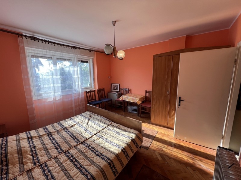 Schlafzimmer mit Balkon und Ausblick