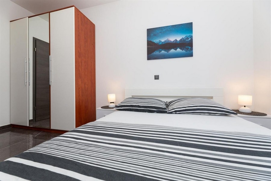 Schlafzimmer mit Doppelbett